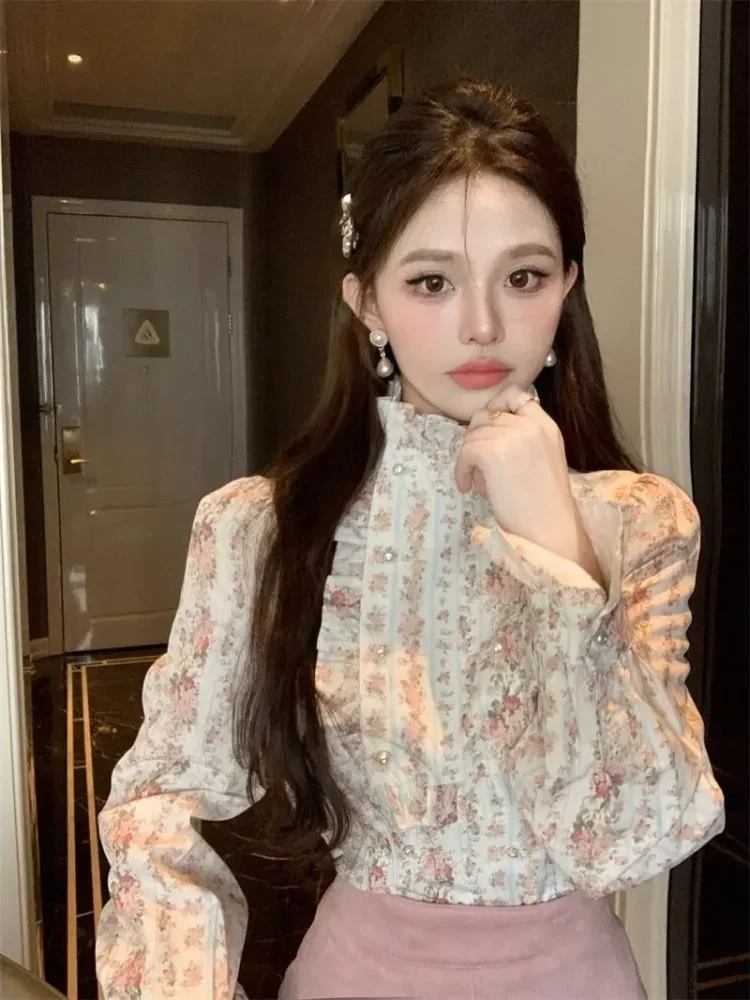 CHICMORE Atasan dengan motif bunga dan leher tinggi renda untuk wanita