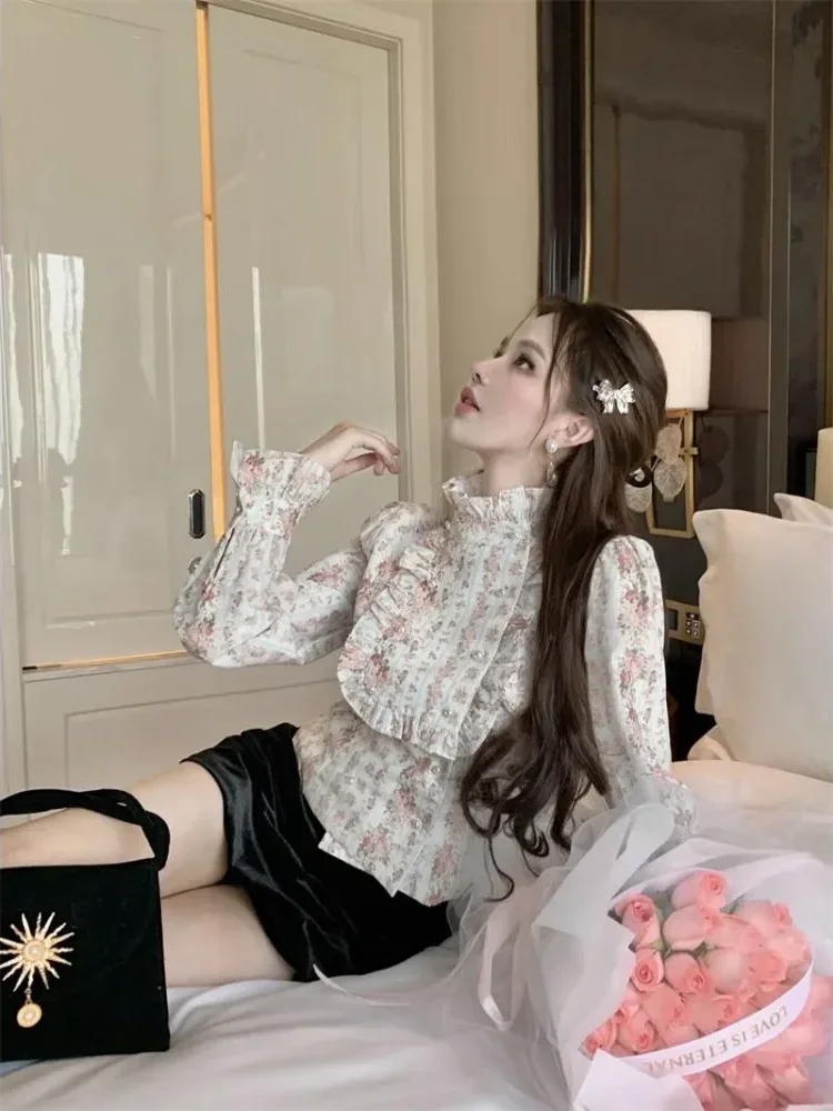 CHICMORE Atasan dengan motif bunga dan leher tinggi renda untuk wanita