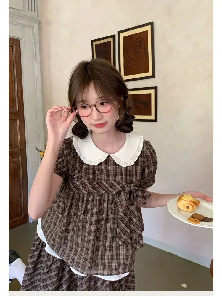 CHICMORE Kemeja wanita motif kotak kotak dengan kerah boneka pita cantik depan dan lengan puff manis