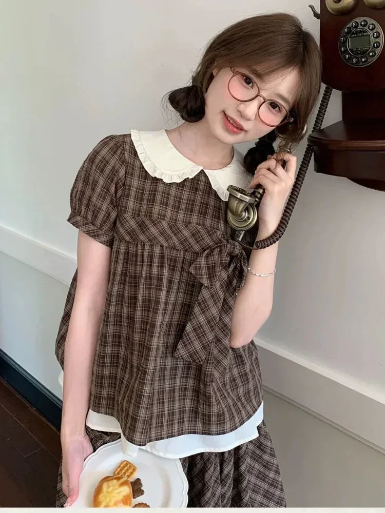 CHICMORE Kemeja wanita motif kotak kotak dengan kerah boneka pita cantik depan dan lengan puff manis