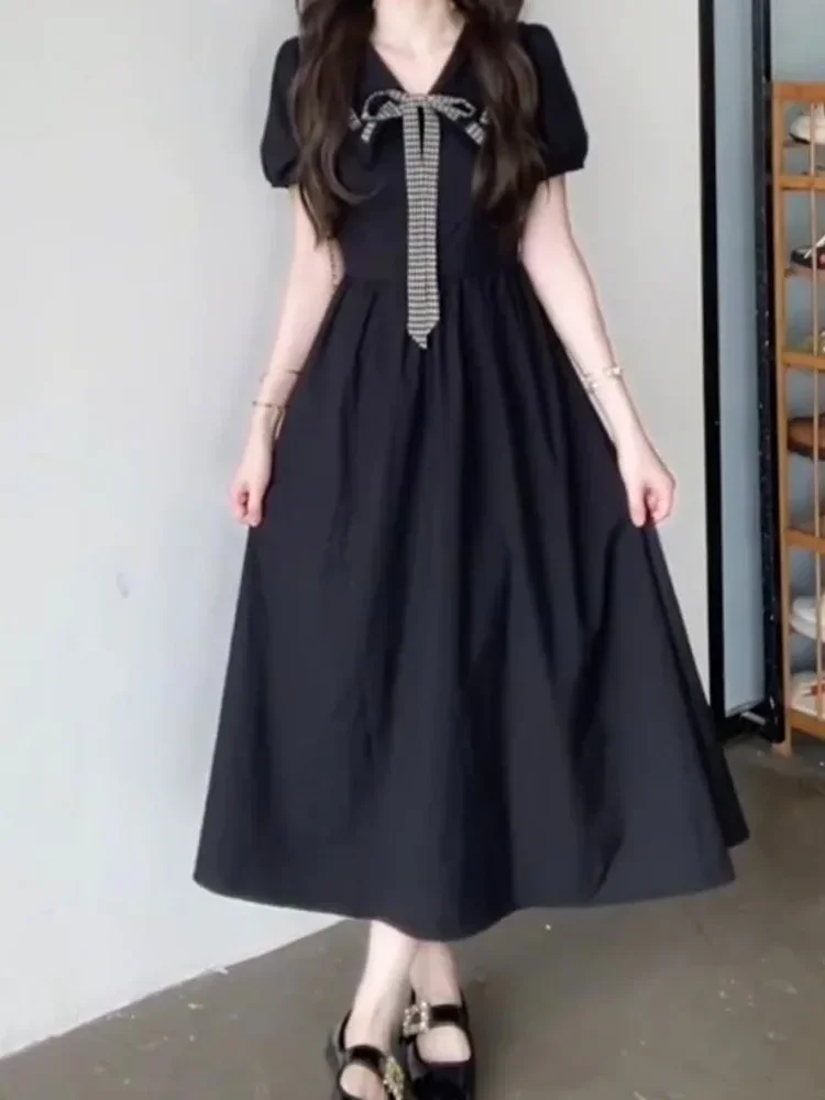 CHICMORE Gaun hitam lengan pendek dengan pinggang ramping dan rok model a-line