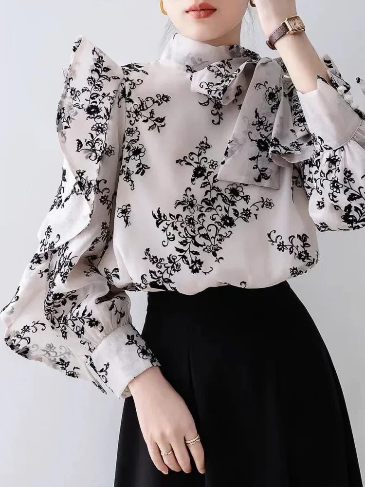 CHICMORE Atasan wanita bermotif bunga dengan lengan panjang desain ruffle dan model tie neck