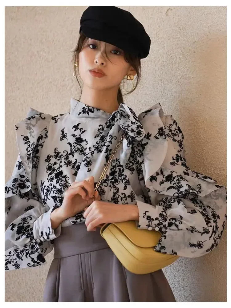 CHICMORE Atasan wanita bermotif bunga dengan lengan panjang desain ruffle dan model tie neck