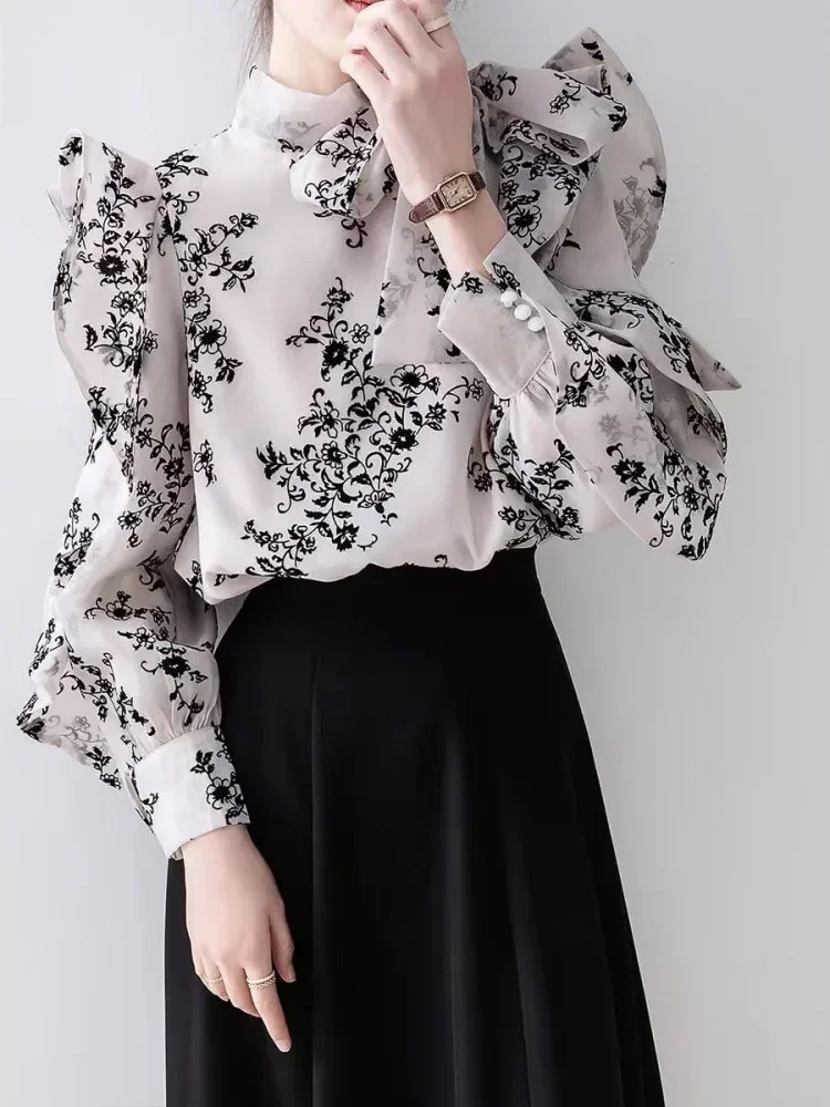 CHICMORE Atasan wanita bermotif bunga dengan lengan panjang desain ruffle dan model tie neck