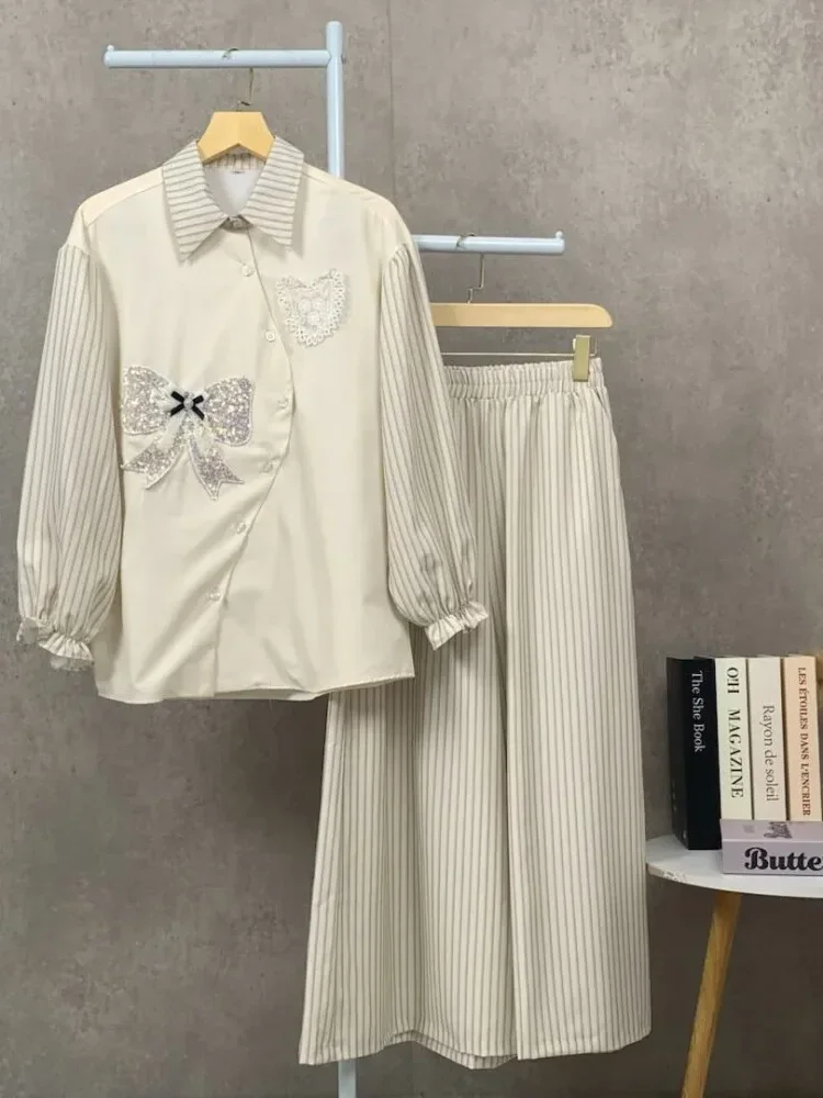 CHICMORE Kemeja lengan panjang wanita dengan detail pita, dipadukan dengan celana panjang bergaris