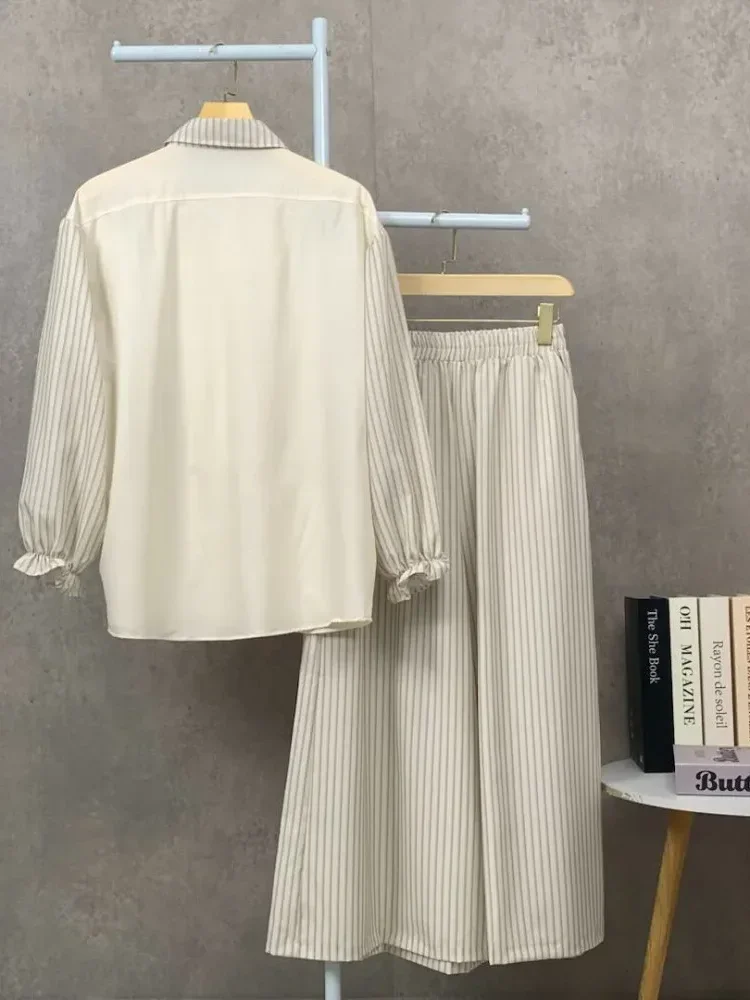 CHICMORE Kemeja lengan panjang wanita dengan detail pita, dipadukan dengan celana panjang bergaris