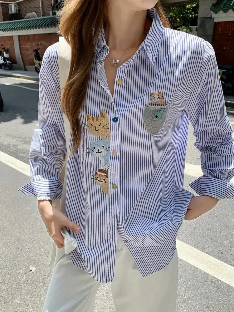 CHICMORE Atasan kemeja bergaris terdapat motif kucing lucu dengan lengan panjang dan kerah polo