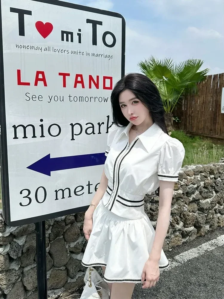 CHICMORE Atasan kemeja gaya korean dengan ritsleting cantik dan lengan puff pendek untuk wanita（only tops）