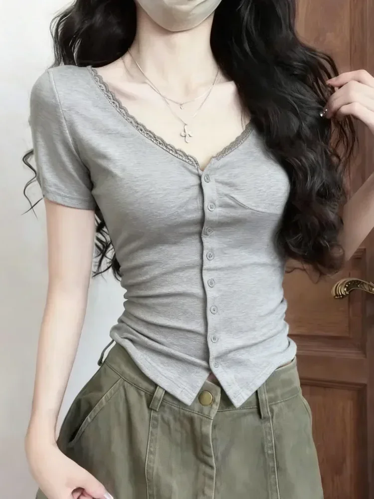 [NEW]CHICMORE Atasan mode ramping dengan hiasan renda dan kerah v wanita