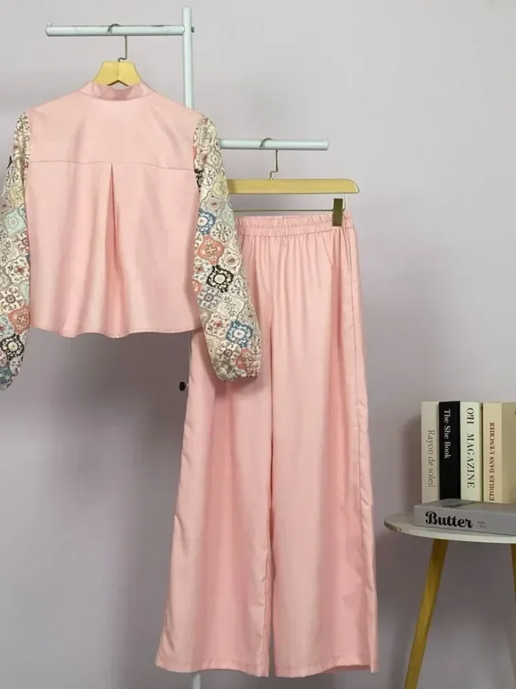 CHICMORE Kemeja lengan panjang dengan aksen bordir, kancing tangan, dipadukan dengan celana lebar polos