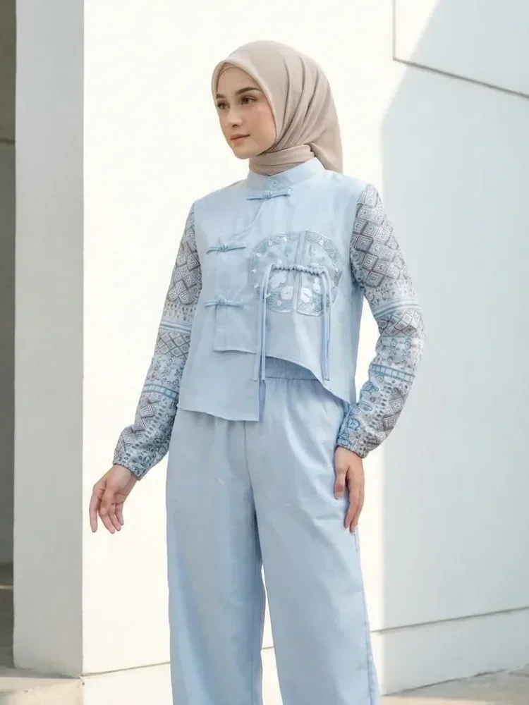 CHICMORE Kemeja lengan panjang dengan aksen bordir, kancing tangan, dipadukan dengan celana lebar polos