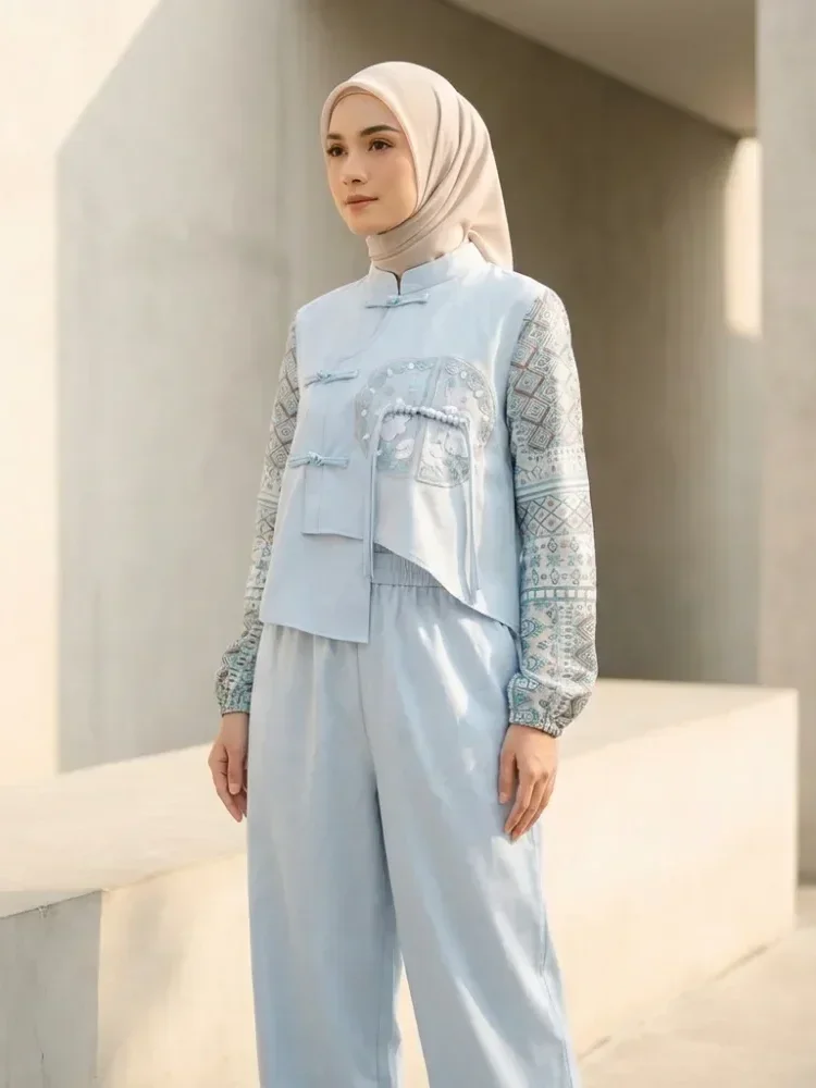 CHICMORE Kemeja lengan panjang dengan aksen bordir, kancing tangan, dipadukan dengan celana lebar polos