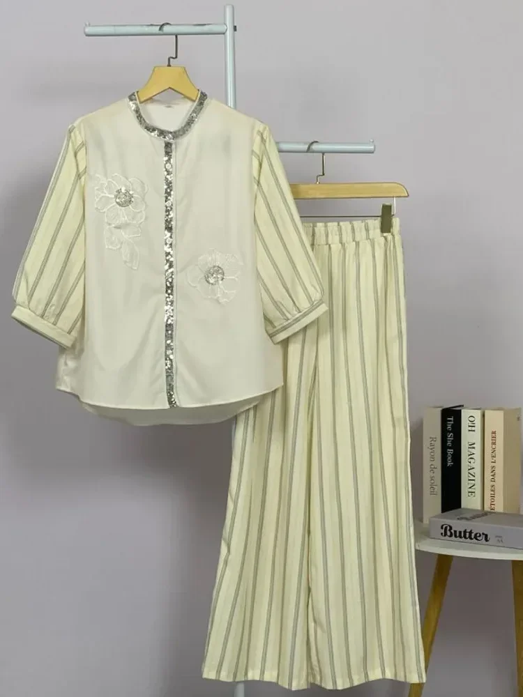 [NEW]CHICMORE Atasan wanita sederhana dengan desain pita berkilau ditambah aksesori bordir bunga, dipadukan dengan celana lebar motif garis bermotif cetak warna polos