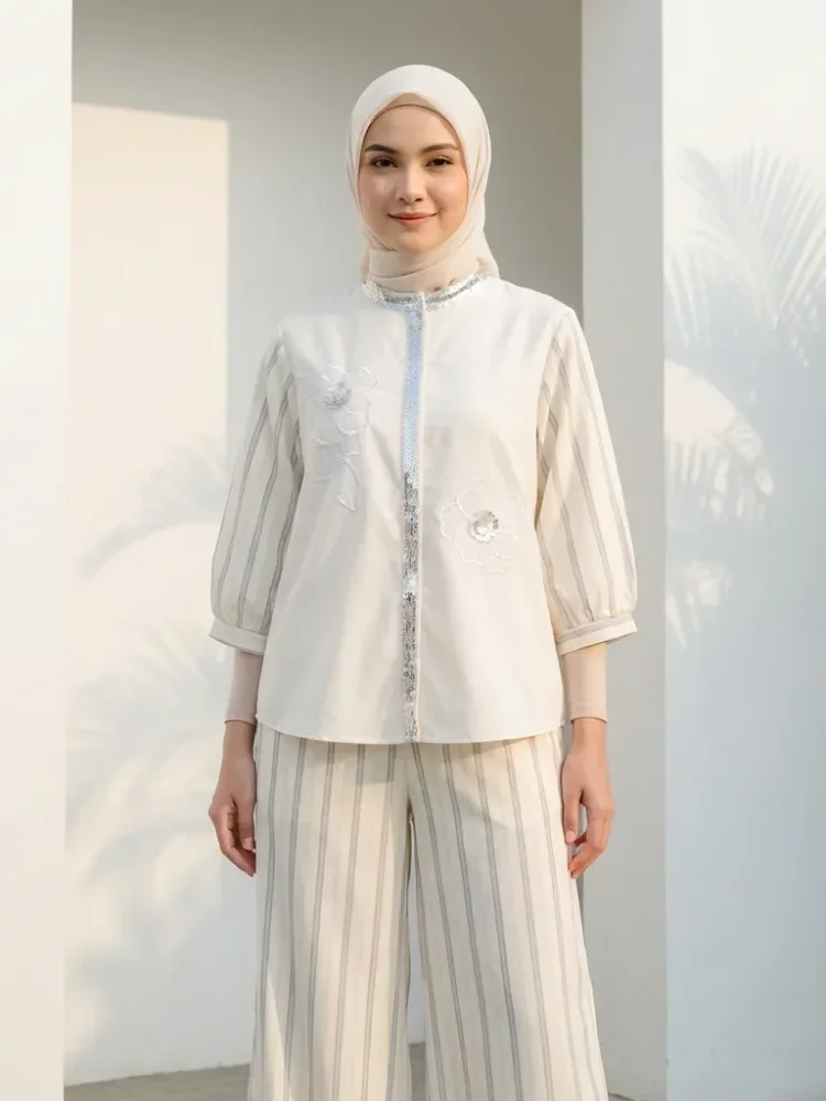 [NEW]CHICMORE Atasan wanita sederhana dengan desain pita berkilau ditambah aksesori bordir bunga, dipadukan dengan celana lebar motif garis bermotif cetak warna polos