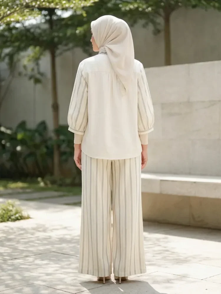 [NEW]CHICMORE Atasan wanita sederhana dengan desain pita berkilau ditambah aksesori bordir bunga, dipadukan dengan celana lebar motif garis bermotif cetak warna polos