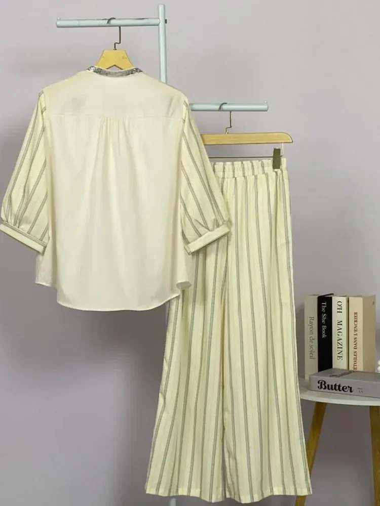 [NEW]CHICMORE Atasan wanita sederhana dengan desain pita berkilau ditambah aksesori bordir bunga, dipadukan dengan celana lebar motif garis bermotif cetak warna polos