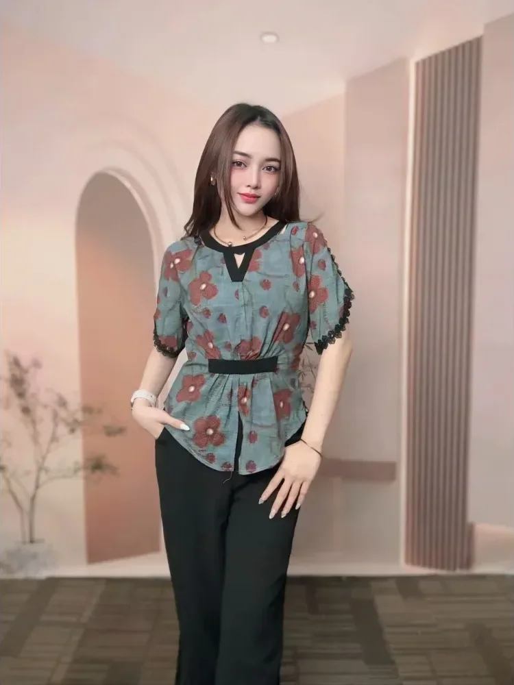 FADFAD Setelan kasual dua potong dengan atasan lengan pendek motif cetak dan celana panjang warna polos