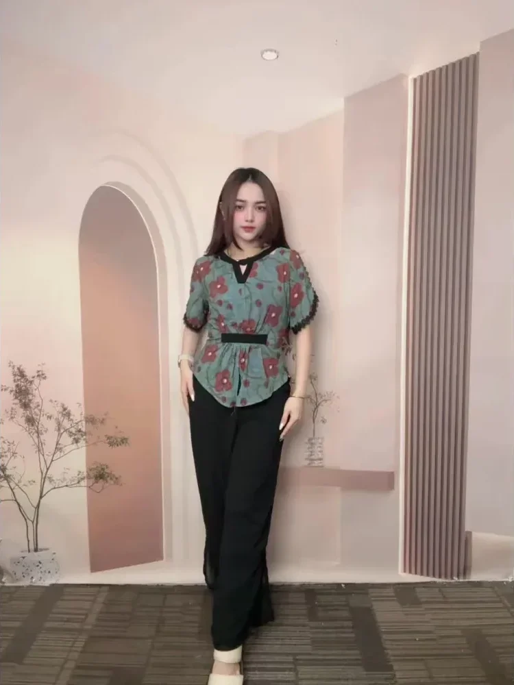 FADFAD Setelan kasual dua potong dengan atasan lengan pendek motif cetak dan celana panjang warna polos