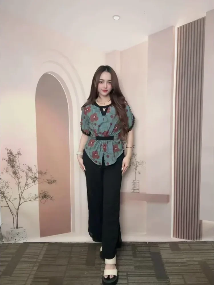 FADFAD Setelan kasual dua potong dengan atasan lengan pendek motif cetak dan celana panjang warna polos