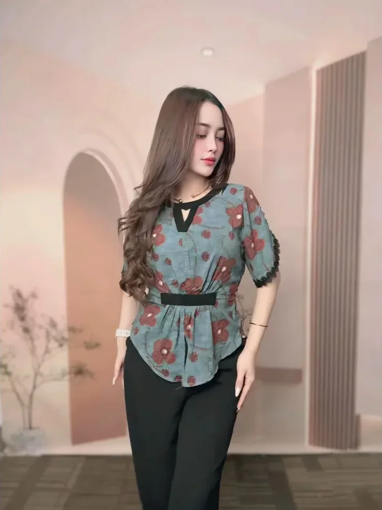 FADFAD Setelan kasual dua potong dengan atasan lengan pendek motif cetak dan celana panjang warna polos