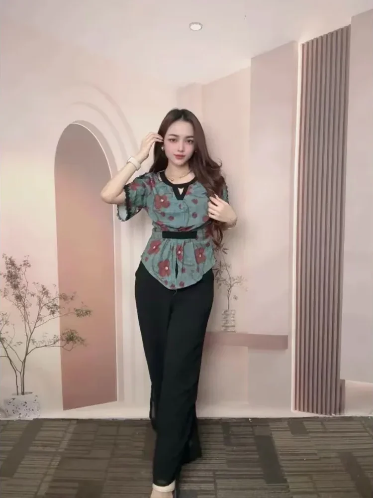 FADFAD Setelan kasual dua potong dengan atasan lengan pendek motif cetak dan celana panjang warna polos
