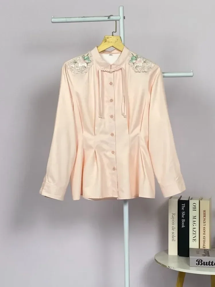 FADFAD Atasan wanita lengan panjang dengan desain bunga di bagian bahu dan pinggang pas.