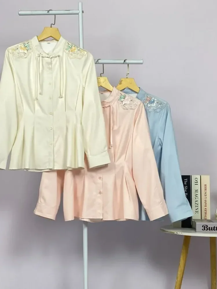 FADFAD Atasan wanita lengan panjang dengan desain bunga di bagian bahu dan pinggang pas.