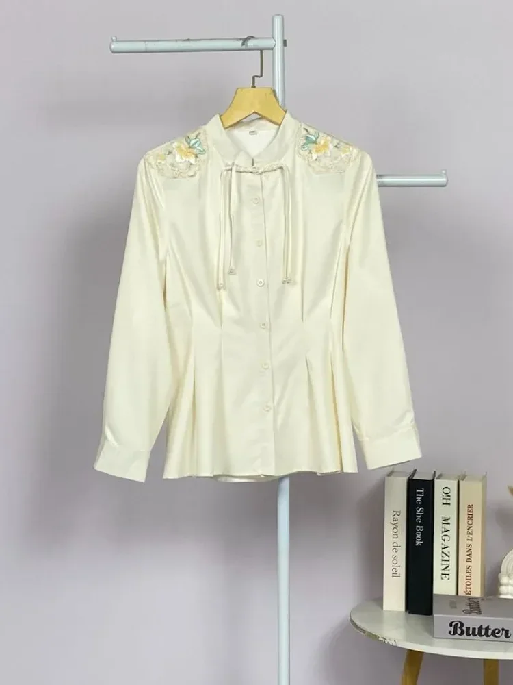 FADFAD Atasan wanita lengan panjang dengan desain bunga di bagian bahu dan pinggang pas.