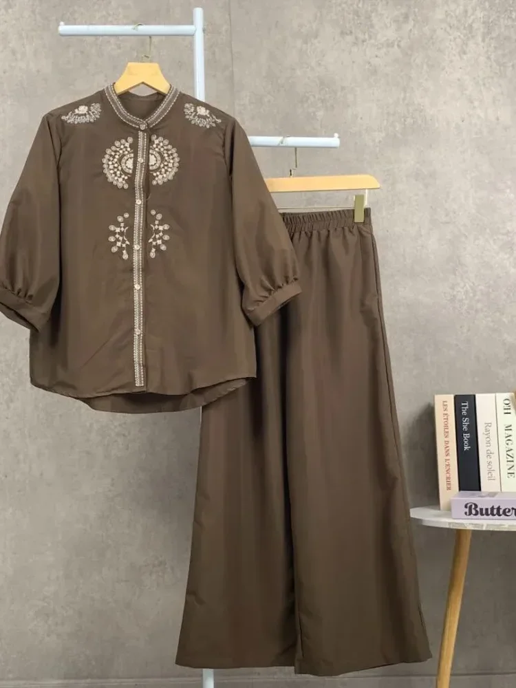 FADFAD Setelan dua potong atasan dan celana longgar dengan bordir.