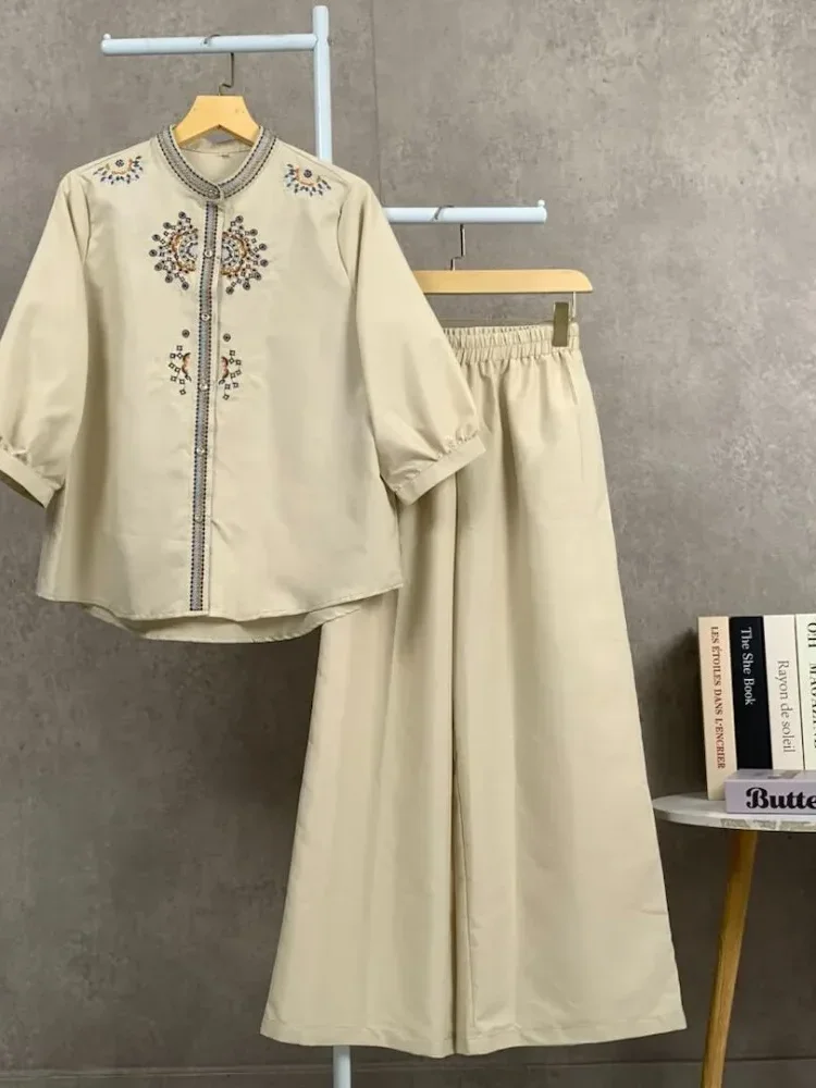 FADFAD Setelan dua potong atasan dan celana longgar dengan bordir.