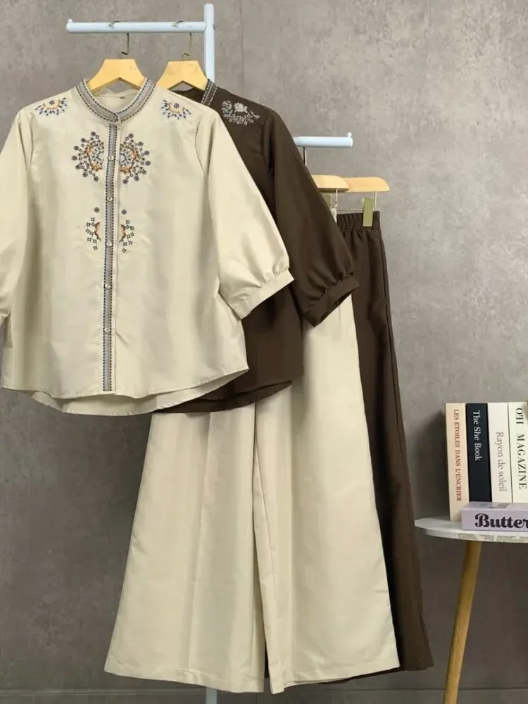 FADFAD Setelan dua potong atasan dan celana longgar dengan bordir.
