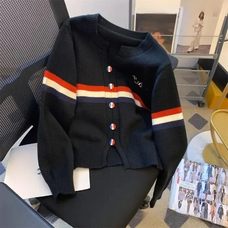 CHICMORE Atasan sweater gaya lembut kerah v-neck cocok untuk musim gugur wanita