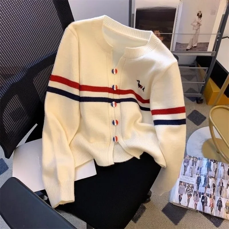 CHICMORE Atasan sweater gaya lembut kerah v-neck cocok untuk musim gugur wanita