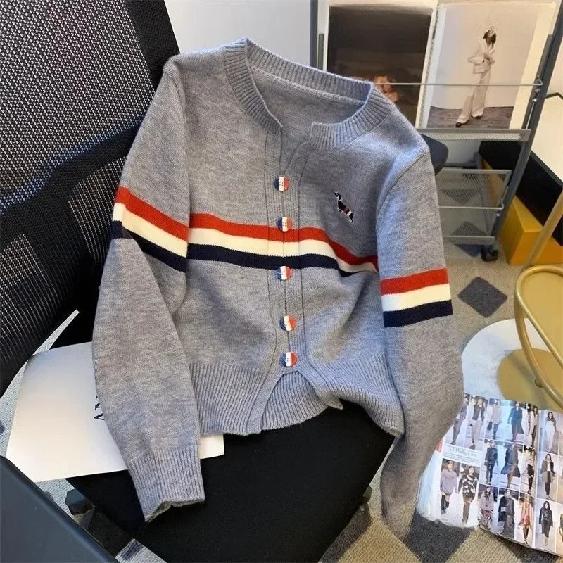 CHICMORE Atasan sweater gaya lembut kerah v-neck cocok untuk musim gugur wanita