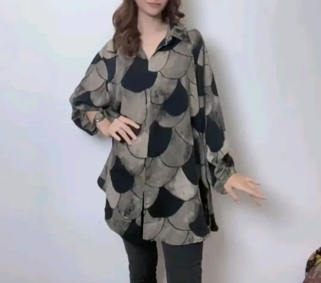 ASAYA Atasan kemeja motif cetak longgar dengan lengan panjang dan model kerah polo