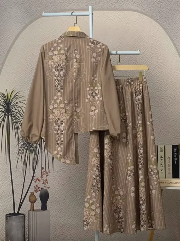 ASAYA Setelan dua bagian, yaitu atasan dan rok, dengan motif patchwork yang modis