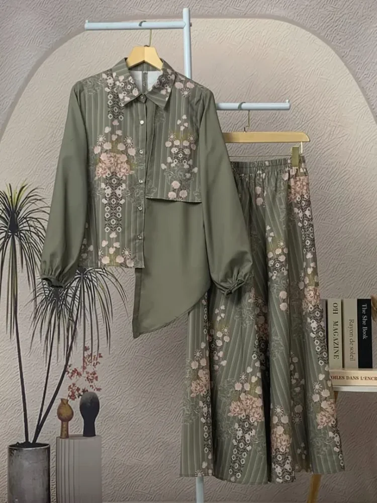 ASAYA Setelan dua bagian, yaitu atasan dan rok, dengan motif patchwork yang modis