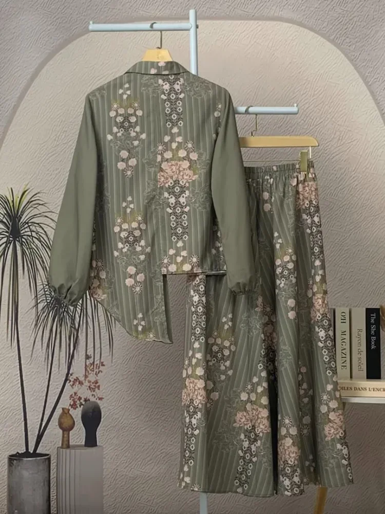 ASAYA Setelan dua bagian, yaitu atasan dan rok, dengan motif patchwork yang modis