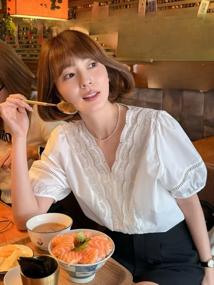 CHICMORE Atasan wanita lengan pendek dengan kerah v neck minimalis