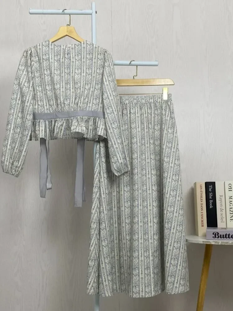 [DISKON KILAT]ASAYA Kemeja lengan panjang dengan kerah bulat dan pita dasi bermotif elegan, dipadukan dengan rok panjang bermotif vintage, set dua potong
