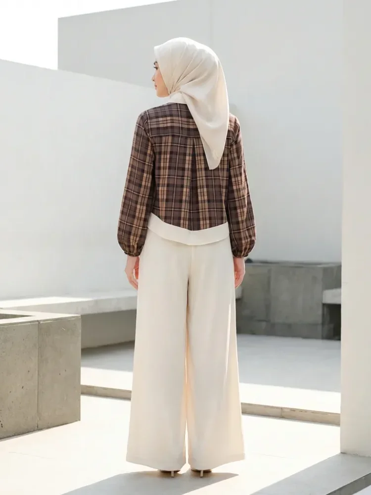 ASAYA Setelan dua potong dengan kemeja lengan panjang bermodel unik dengan kerah dan hem tidak beraturan, dipadukan dengan celana lebar polos
