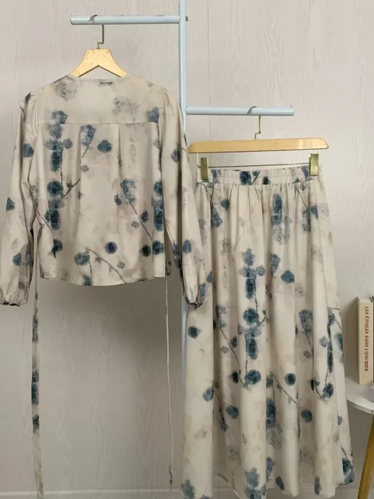 ASAYA Setelan dua potong wanita dengan atasan lengan panjang bermotif elegan, kancing tangan, dan rok panjang