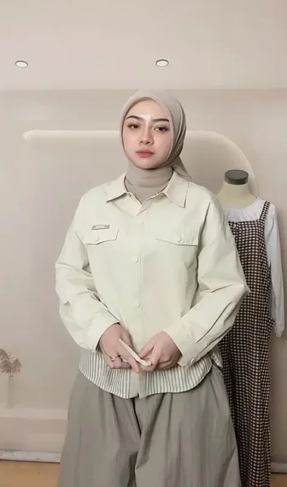 [DISKON KILAT]CHICMORE Kemeja wanita lengan panjang dengan kancing baris aktif motif kombinasi bergaris