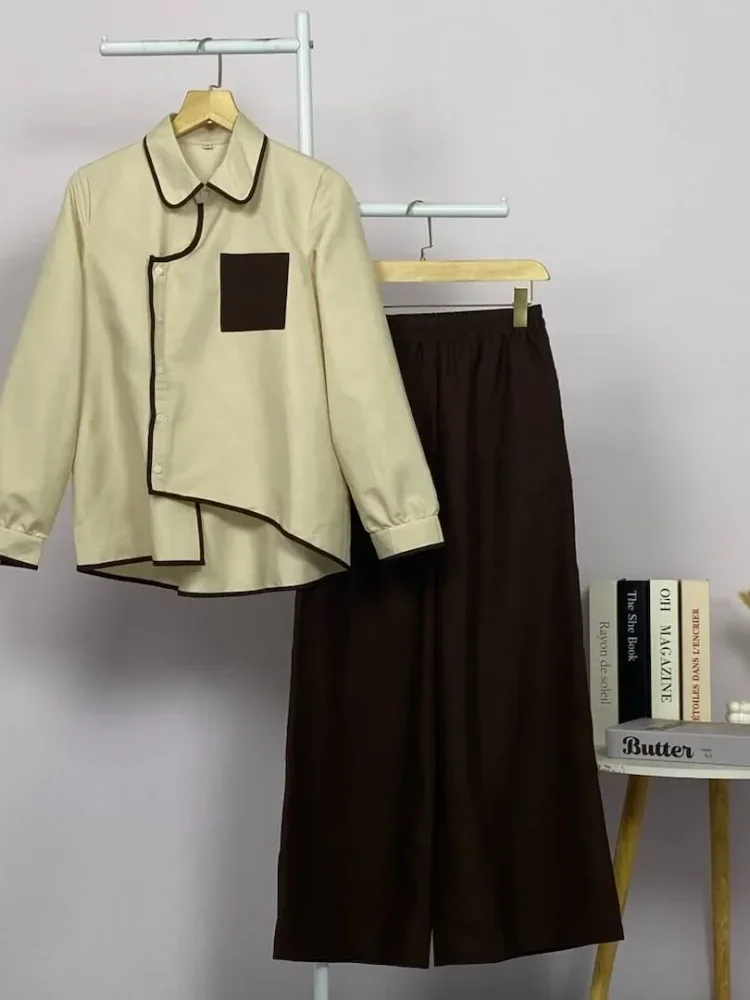 ASAYA Atasan lengan panjang warna kontras dengan kantong dan desain tepi tidak beraturan dipadukan dengan celana panjang longgar berwarna polos