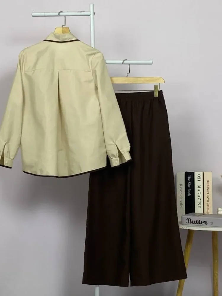 ASAYA Atasan lengan panjang warna kontras dengan kantong dan desain tepi tidak beraturan dipadukan dengan celana panjang longgar berwarna polos